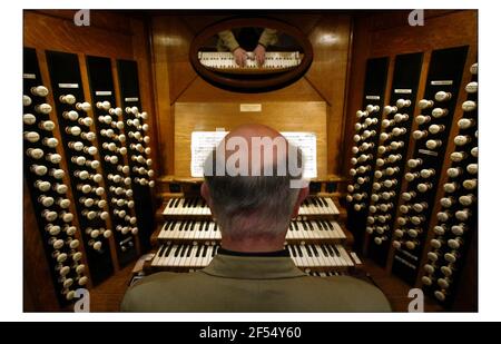 Martn Neary wird die ersten Noten der 2004 BBC Proms auf der neu restaurierten 150 Tonnen schweren Royal Albert Hall Orgel spielen.Bild David Sandison 15/6/2004 Stockfoto