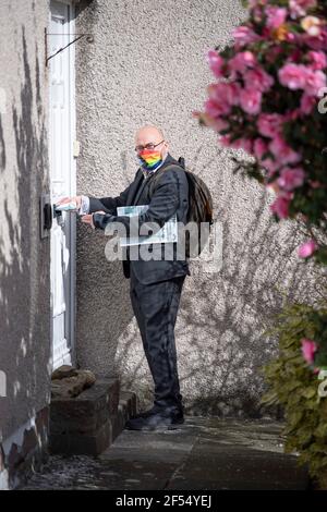Edinburgh, Schottland, Großbritannien. März 2021, 24th. IM BILD: Patrick Harvie MSP. Die Co-Führer der Scottish Green Party Patrick Harvie MSP und Lorna Slater sind auf dem Wahlkampfpfad in Edinburgh, wo sie Flugblätter in Abbeyhill Crescent führen. Quelle: Colin Fisher/Alamy Live News Stockfoto