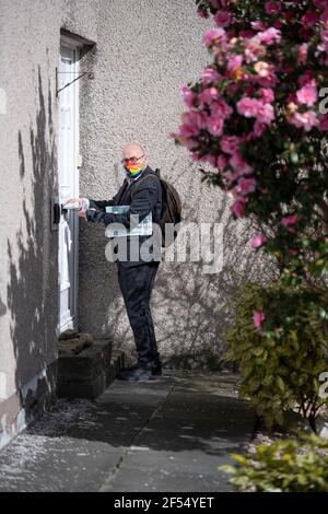 Edinburgh, Schottland, Großbritannien. März 2021, 24th. IM BILD: Patrick Harvie MSP. Die Co-Führer der Scottish Green Party Patrick Harvie MSP und Lorna Slater sind auf dem Wahlkampfpfad in Edinburgh, wo sie Flugblätter in Abbeyhill Crescent führen. Quelle: Colin Fisher/Alamy Live News Stockfoto