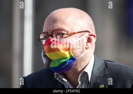 Edinburgh, Schottland, Großbritannien. März 2021, 24th. IM BILD: Patrick Harvie MSP. Die Co-Führer der Scottish Green Party Patrick Harvie MSP und Lorna Slater sind auf dem Wahlkampfpfad in Edinburgh, wo sie Flugblätter in Abbeyhill Crescent führen. Quelle: Colin Fisher/Alamy Live News Stockfoto