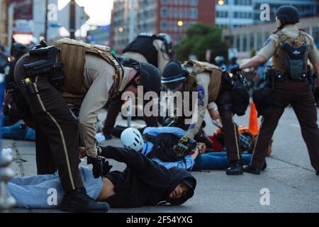 (210324) -- PEKING, 24. März 2021 (Xinhua) -- Demonstranten werden während eines Protestes gegen den Tod von George Floyd in Minneapolis, USA, am 31. Mai 2020 verhaftet. Am 25. Mai starb der Afrikaner George Floyd, nachdem ein weißer Polizist fast neun Minuten lang auf seinen Hals kniete. Sein Tod hat in den Vereinigten Staaten lang anhaltende, großangelegte Proteste gegen Rassismus und Polizeibrutalität ausgelöst. Die ethnischen Minderheiten in den Vereinigten Staaten sind durch Rassendiskriminierung verwüstet, und Rassismus existiert in umfassender, systematischer und kontinuierlicher Weise, so der Bericht über den Menschen Stockfoto