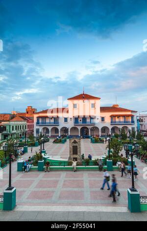 Kuba, Provinz Santiago de Cuba, Santiago de Cuba, Parque Cespedes (Hauptplatz der Stadt) mit Blick auf das Rathaus und das Gouverneurshaus Stockfoto