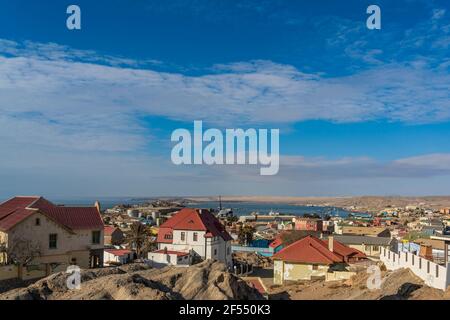 Schöne Sicht auf die Hafenstadt Luederitz - Luderitz im Süden Namibias, Afrika. Hintergrund blauer Himmel mit Wolken Stockfoto