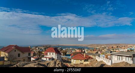 Schöne Panoramasicht auf die Hafenstadt Luederitz - Luderitz im Süden Namibias, Afrika. Hintergrund blauer Himmel mit Wolken Stockfoto