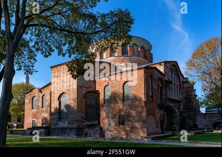 Morgenansicht auf Saint Irene, ist eine östliche orthodoxe Kirche im äußeren Innenhof des Topkapi-Palastes in Istanbul, unter dem blauen Himmel Stockfoto