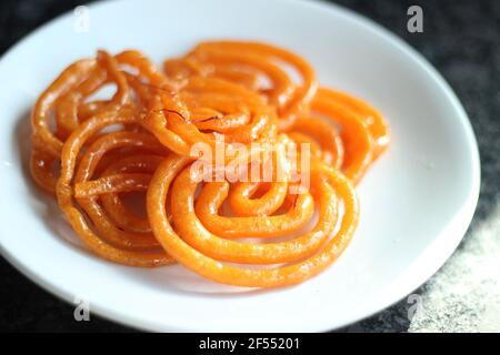 Jalebi, gewöhnliche indische Süßigkeiten, die man auf den Straßen der Indianer findet. Stockfoto