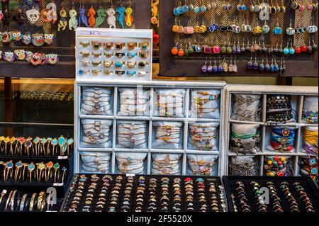 Alter Markt an der Straße des typischen türkischen Straßenbasars. Es ist Alltag auf der Marktstraße in der Nähe des Großen Basars in Istanbul. Ohrringe, Ringe und brac Stockfoto