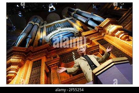 Martn Neary wird die ersten Noten der 2004 BBC Proms auf der neu restaurierten 150 Tonnen schweren Royal Albert Hall Orgel spielen.Bild David Sandison 15/6/2004 Stockfoto