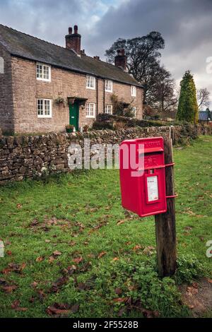 Briefkasten und Hütten im Dorf Tisington, Peak District National Park, Derbyshire, England Stockfoto