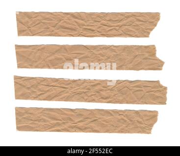 Zerrissene Streifen von zerknittertem braunem Kraftpapier auf weißem Hintergrund Stockfoto