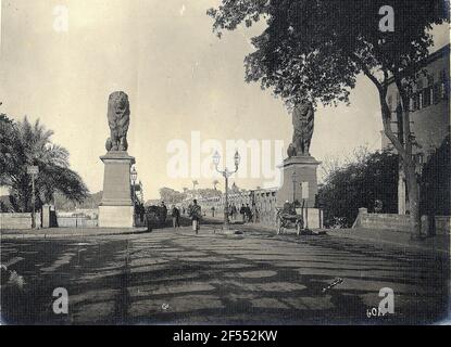 Kairo, Ägypten. QASR-Al-Nile Brücke (Khedive Ismail Brücke, 1872) mit Löwenskulpturen auf Säulen auf den Brückenköpfen, West End Stockfoto