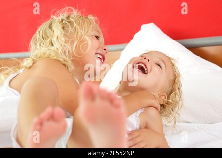 Nahaufnahme Porträt von zwei niedlichen kleinen Mädchen spielen zusammen Auf dem Bett zu Hause Stockfoto