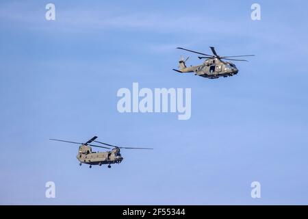 Royal Navy Helicopters einschließlich Boeing CH-47 Chinook, patrouillierende Küste, Studland National Trust Stockfoto