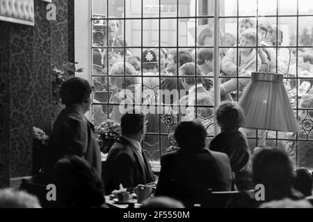 Frau Thatcher im Fish and Chip Restaurant von Harry Ramsden Mai 1983 Stockfoto