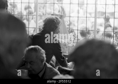 Frau Thatcher im Fish and Chip Restaurant von Harry Ramsden Mai 1983 Stockfoto