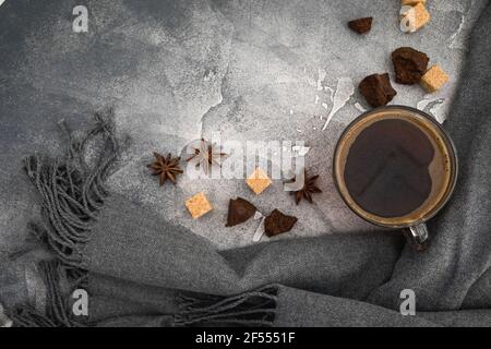 Kaffeetasse, Zucker und Schokolade auf dunklem Hintergrund. Flach liegend, Draufsicht Stockfoto