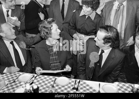 Frau Thatcher im Fish and Chip Restaurant von Harry Ramsden Mai 1983 Stockfoto