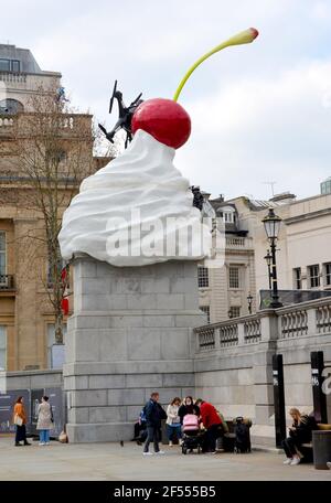 Foto muss gutgeschrieben werden ©Alpha Press 066465 23/03/2021 THE END von Heather Phillipson auf dem vierten Sockel am Trafalgar Square in London. Ein neues Kunstwerk der Künstlerin Heather Phillipson wurde am Donnerstag, dem 30. Juli, enthüllt. Es ist die 13th vierte Sockel kommission seit dem Programm begann im Jahr 1998, es ist auch die höchste bis heute mit 9,4m und einem Gewicht von 9 Tonnen. Heather PhillipsonÕs große physische und digitale Skulptur übertünchen den vierten Sockel mit einem riesigen Wirbel aus Schlagsahne, einer Kirsche, einer Fliege und einer Drohne, die ein Live-Feed des Trafalgar Square überträgt. Das Ende betitelt, suggeriert es sowohl Überschwänglichkeit als auch Stockfoto