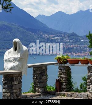 geistergast des Schlosses Vezio auf der Panoramaterrasse.Varenna, Comer See, lombardei, Italien Stockfoto