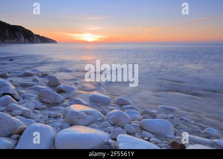 Sonnenaufgang über der Nordsee an der Küste von Yorkshire. Stockfoto