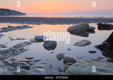 Sonnenaufgang über der Nordsee, aufgenommen von der Küste von Yorkshire. Stockfoto