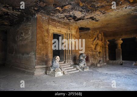 Haupthalle der östlichen Zellhöhle Nr. 1, auf Elephanta Island oder Gharapuri, Mumbai, Maharashtra, Indien Stockfoto