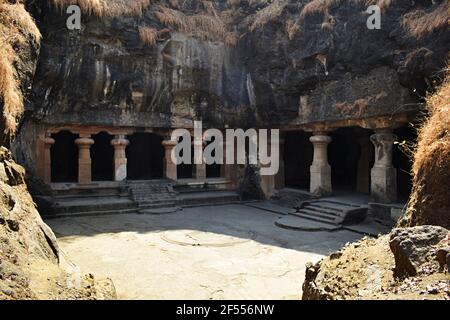 Östlicher Eingang der Haupthöhle (rechts) und Eingang des östlichen Flügels Schrein, Höhle 1, Elephanta Höhlen, bei Elephanta Island oder Gharapuri, Mumbai, Maha Stockfoto