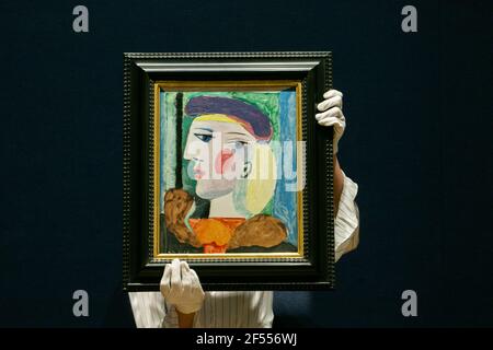 NEW BOND STREET LONDON, GROSSBRITANNIEN 24. MÄRZ 2021. BONHAMS FOTOCALL: GROSSES PICASSO-PORTRÄT SEIT 40 JAHREN NICHT MEHR GESEHEN. Femme au Béret Mauve, 1937 von Pablo Picasso. Schätzung: $10.000.000-15.000.000 - das Picasso-Porträt, das fast 40 Jahre lang nicht gesehen wurde, wird in Städten auf der ganzen Welt gezeigt, bevor es am Donnerstag, 13. Mai, im Bonhams Impressionist and Modern Art Sale in New York zum Verkauf angeboten wird. Credit amer ghazzal/Alamy Live News Stockfoto