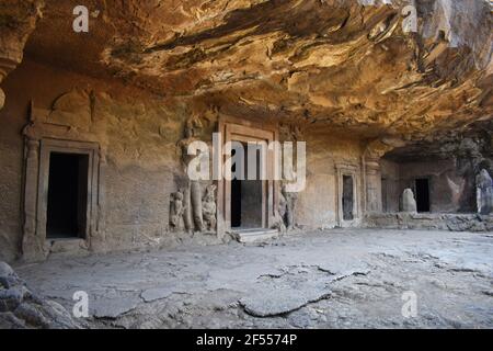 Elephanta Höhlen, Fassade der Höhle Nr. 4 Felsschnitt, bei Elephanta Insel oder Gharapuri, Mumbai, Maharashtra, Indien Stockfoto