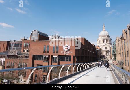 Außenansicht der City of London School von der Millennium Bridge Stockfoto