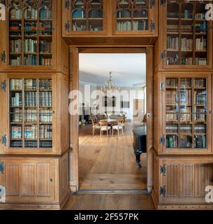 Havixbeck, Burg Hülshoff, Sitz der Annette von Droste zu Hülshoff-Stiftung, Bibliothek mit Blick in den Salon Stockfoto