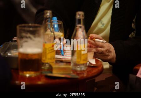 MITGLIEDER, DIE BINGO IM WOLVERTON CENTRAL WORKING MEN SPIELEN CLUB,1/11/01 PILSTON Stockfoto