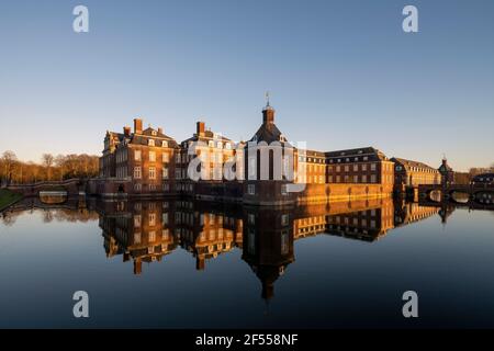 Nordkirchen, Schloß, 1734 fertiggestellt, Blick über den Schloßgraben im Abendlicht, „Westfälisches Versailles“ Stockfoto