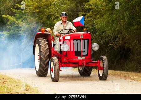 Tschechischer Bauer auf Traktor David Brown 750 Farmatic, tschechische Flagge Stockfoto