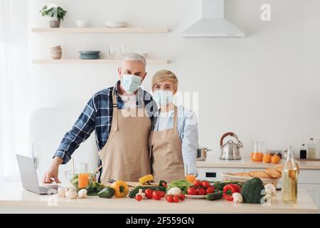 Covid-19 Pandemie und gemeinsames Kochen von Lebensmitteln, gesunde Ernährung und Veganismus Stockfoto