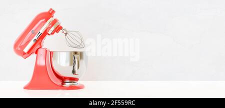 Küchenarmatur auf weißem Hintergrund Stockfoto