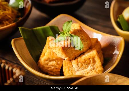 Semur Tahu Goreng. Bohnenkerz in Sojasauce Brühe dann gebraten. Eine Beilage für Nasi Ulam Betawi Stockfoto