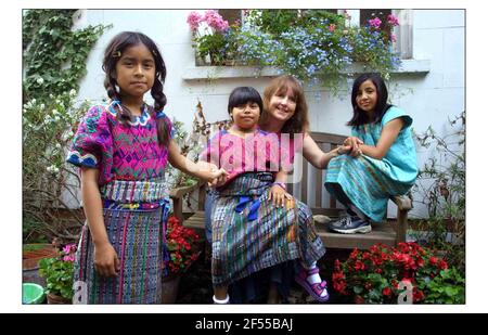 Catriona Aldridge mit adoptierten Töchtern Sofia (7) kürzeste, Bella (8) Pigtails und ITMA (9) höchste.Bild David Sandison 16/7/2003 Stockfoto