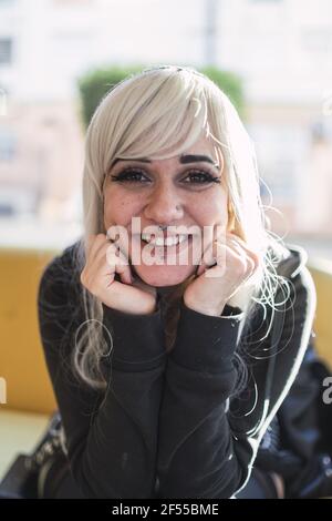 Lächelnd junge blonde Frau mit Piercings Stockfoto