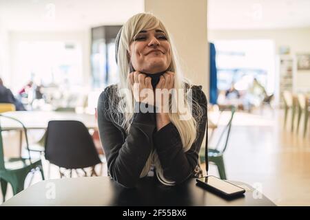 Lächelnd junge blonde Frau mit Piercings Stockfoto