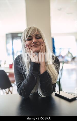 Lächelnd junge blonde Frau mit Piercings Stockfoto