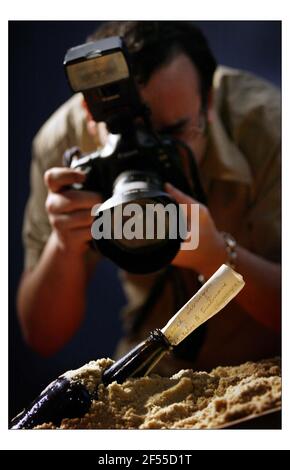 Ein von David Livingstone geschriebener Brief, der in einer Flasche an der Mündung des Zambesi-Flusses zurückgelassen wurde und von allen vorbeifahrenden Schiffen, die ihn gefunden haben, dringende Vorräte fordert, ist der Höhepunkt von Christies anstehender Auktion von Büchern aus der Sammlung Quentin Keynes. Das Schreiben hat eine Schätzung von 15.000-20.000 auf Verkauf 7 + 8 April 2004 (NB Dies ist eine Kopie des Schreibens in einer Flasche ähnlich der für die Fotozelle vorbereitet verwendet) Foto von David Sandison 17/2/2004 Stockfoto