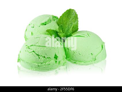 Schaufeln von grünen Minze Eis mit Blättern isoliert, Clipping Pfad. Stockfoto