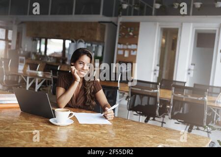 Charmante ehrgeizige Unternehmerin bereiten Rede Fixierung Fehler Dokumentation lächelnd Ich war begeistert, Laptop trinken Kaffee modernen Co-Working-Raum Stockfoto