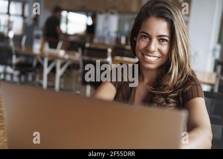 Close-up erfolgreich glücklich glücklich erfreut weibliche Unternehmer fühlen sich glücklich lächeln fröhlich arbeiten Laptop Eingabe Nachricht Kunden-Support Sit modern Cafe, Co Stockfoto