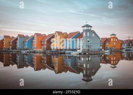 Bunte Häuser von Reitdiephaven in Groningen, Niederlande. Stockfoto