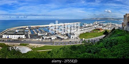 Marokko, Marokko, Tanger, Hafen, von Medina Bab Panoramablick auf den Hafen Atlantischer Ozean, Straße von Gibraltar Stockfoto