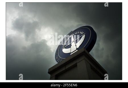 Roman Abramovich, russischer Geschäftsmann, hat den Chelsea Football Club gekauft. Die Pressevertreter warten auf eine Veranstaltung außerhalb des Chelsea Village.pic David Sandison 2/1/2003 Stockfoto