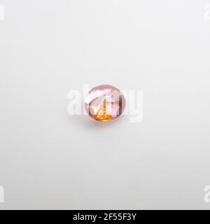 Pale Pink Turmalin Cabochon geschliffen runder Edelstein, nicht ausgeschnitten. Stockfoto