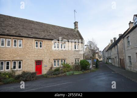 Reihen von Steinhäusern in Northleach, Gloucestershire in Großbritannien Stockfoto